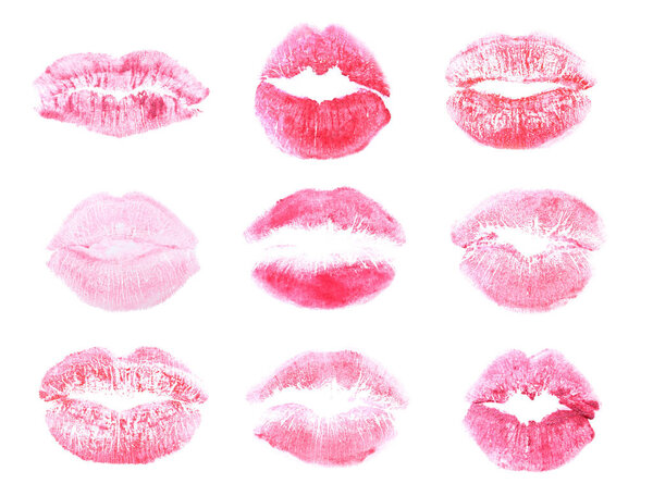 Набор с помадой поцелуи следы на белом фоне, вид сверху