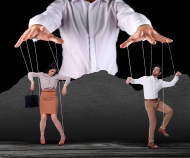 Kukla gösterisinde insan ilişkileri gösterildi. Siyah arka planda yönetici veya yönetici tarafından manipüle edilen işçiler