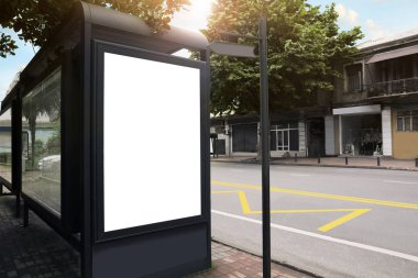 Toplu taşıma durağındaki boş reklam panosu