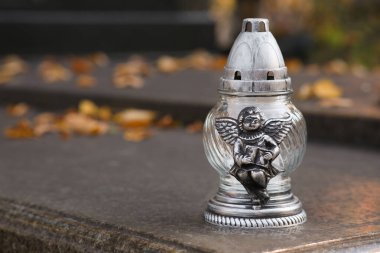 Mezarlıkta granit yüzey üzerinde mezar feneri, metin için boşluk