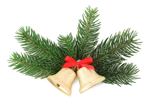 金光闪闪的铃铛上挂着蝴蝶结和冷杉枝条 与白色隔离 圣诞装饰 — 图库照片