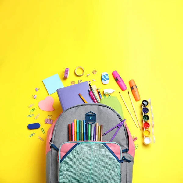 Stilvoller Schulrucksack Mit Unterschiedlicher Schreibwaren Auf Gelbem Hintergrund Flach Liegend — Stockfoto
