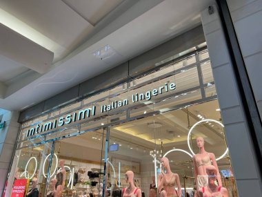 Polonya, Varşova - 12 Temmuz 2022: Alışveriş merkezinde resmi İntimissimi mağazası