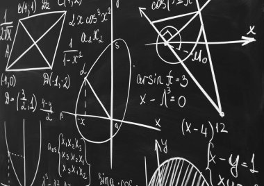 Tahtaya tebeşirle yazılmış farklı matematiksel formüller