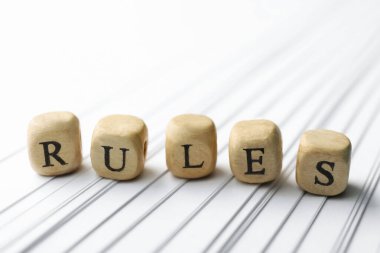 Sözcük kuralları beyaz kağıt üzerinde harfleri ve kitapları olan tahta küplerden yapılmıştır.