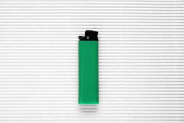 Beyaz kıvrımlı fiberboard üzerinde küçük bir çakmak, üst görünüm