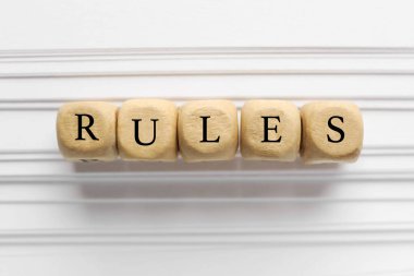 Sözcük kuralları beyaz kağıt üzerinde harflerle tahta küplerden yapılmıştır.