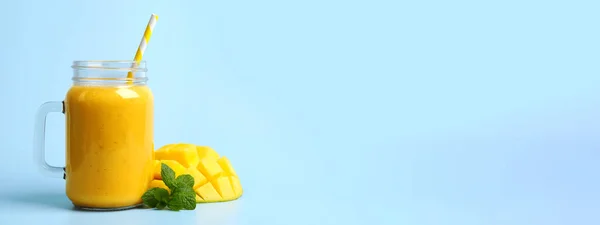 Einmachglas Mit Leckerem Frucht Smoothie Und Frischer Mango Auf Hellblauem — Stockfoto