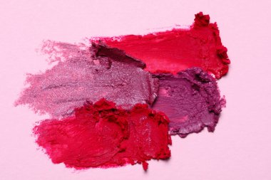 Pembe arka planda parlak ruj izleri, üst manzara.
