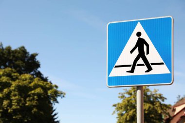 Şehir caddesinde yaya geçidi tabelası var. Metin için boşluk