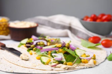 Humus ve sebzeli tortilla, yakın plan.