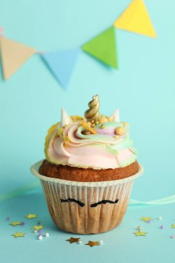 Hafif turkuaz arka planda tatlı, tek boynuzlu at keki.