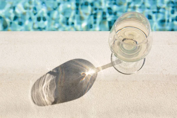 Glas Lekkere Wijn Aan Rand Van Het Zwembad Boven Het — Stockfoto