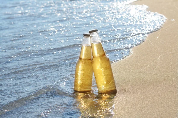 Flessen Koud Bier Zandstrand Bij Zee — Stockfoto