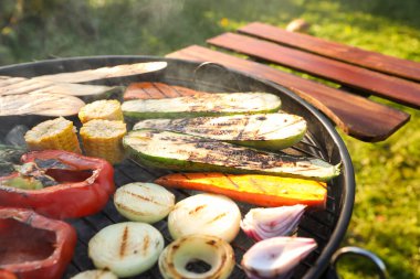 Barbekü ızgarasında nefis ızgara sebzeler, yakın plan.