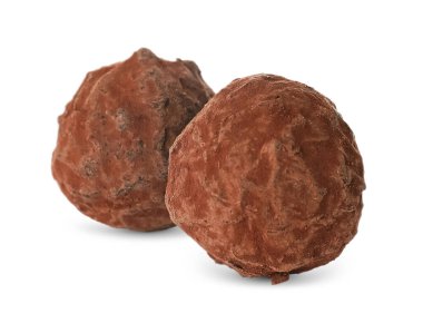 Beyaz üzerine izole edilmiş iki lezzetli çikolata şekeri.