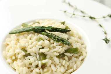 Tabakta kuşkonmaz olan leziz risotto, yakın plan.