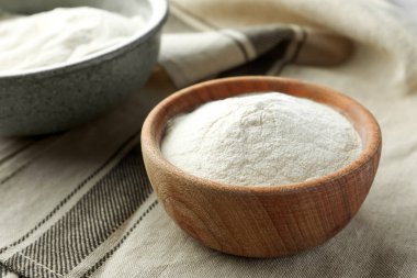 Organik agar tozlu kaseler kumaş üzerinde, yakın plan.