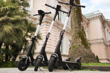 Açık havada elektrikli scooterlar. Kiralama servisi