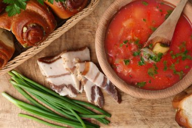 Lezzetli borç pampushky ve salo ile servis edilir ahşap masa, düz yatıyordu. Geleneksel Ukrayna mutfağı