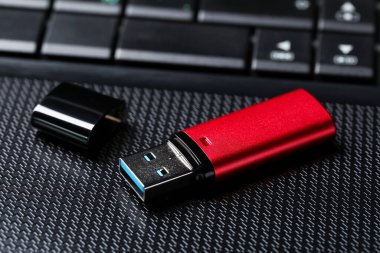 Dizüstü bilgisayarda modern USB flash bellek, yakın plan