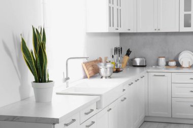 Modern mobilyalarla dolu güzel bir mutfak.