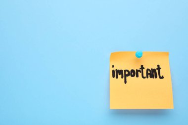 Açık mavi arkaplan üzerine iğnelenmiş kelime içeren kağıt not, metin için boşluk