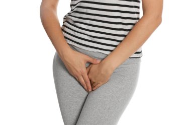 Beyaz arka planda genital uçuktan muzdarip bir kadın, yakın plan.