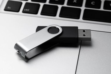 Dizüstü bilgisayarda modern USB flash bellek, yakın plan