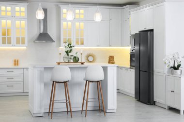 Lüks mutfak, yeni moda mobilyalarla donatılmış.