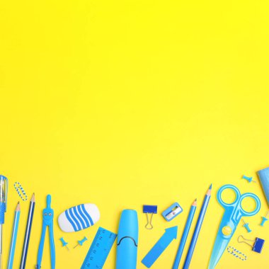 Sarı arka plan üzerinde farklı okul kırtasiye ile Düz yatıyordu kompozisyon. Metin için alan