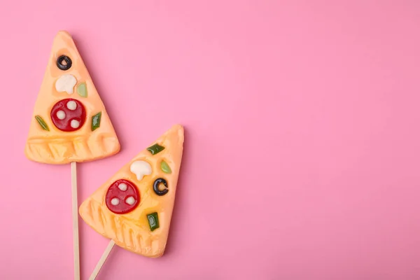 Pizzaförmige Lutscher Auf Rosa Hintergrund Flach Liegend Raum Für Text — Stockfoto
