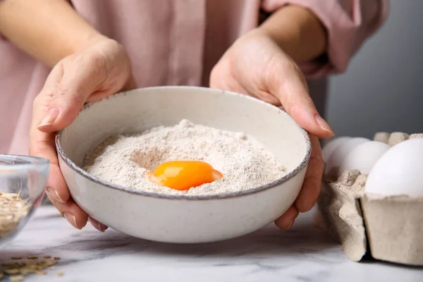 밀가루와 달걀이 세라믹 그릇을 부엌에 대리석 테이블에 빨래를 오트밀 반죽을 — 스톡 사진