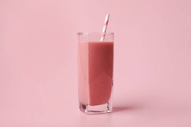 Pembe arka planda lezzetli böğürtlenli smoothie.