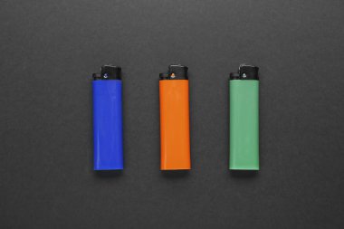 Siyah arka planda küçük çakmaklar, düz yatış