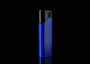 Siyah arka planda mavi plastik çakmak, yakın plan.