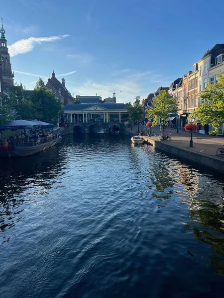 Leiden Países Bajos Agosto 2022 Pintoresca Vista Del Canal Ciudad — Foto de Stock