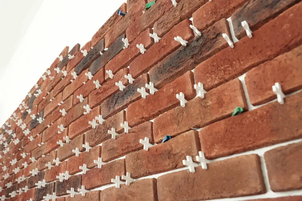 Dekorative Ziegel Mit Fliesen Nivellierungssystem Weißer Wand — Stockfoto