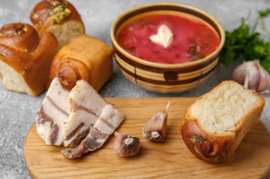 Lezzetli pampushky (sarımsaklı çörekler) ve borç için gri dokulu masada servis edilen salo. Geleneksel Ukrayna mutfağı