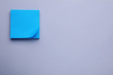 Açık mor zemin üzerine kağıt not, düz yatıyordu. Metin için boşluk