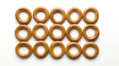 Hafif zemin üzerinde lezzetli kuru simit (sushki), düz yatar