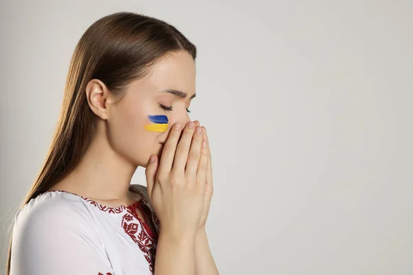 Triste Jovem Ucraniana Com Mãos Apertadas Fundo Bege Espaço Para — Fotografia de Stock