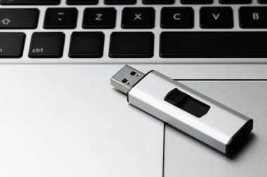Modern USB bellek dizüstü bilgisayarda, yakın plan. Metin için boşluk