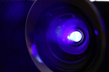 Modern dijital video projektörünün yakın görüntüsü