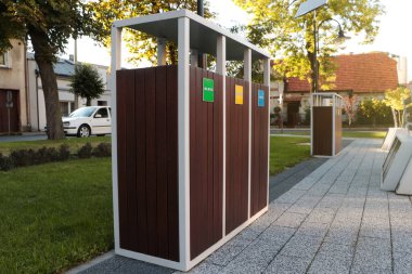 Şehir sokaklarında atık geri dönüşümü için farklı ayıklama kutuları