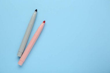 Açık mavi arka planda parlak işaretler, düz yatış. Metin için boşluk