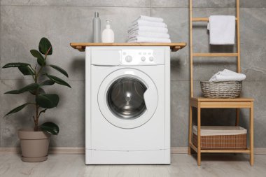 Modern çamaşır makinesi olan şık bir çamaşır odası. İç tasarım