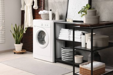 Modern çamaşır makinesi olan şık bir çamaşır odası. İç tasarım