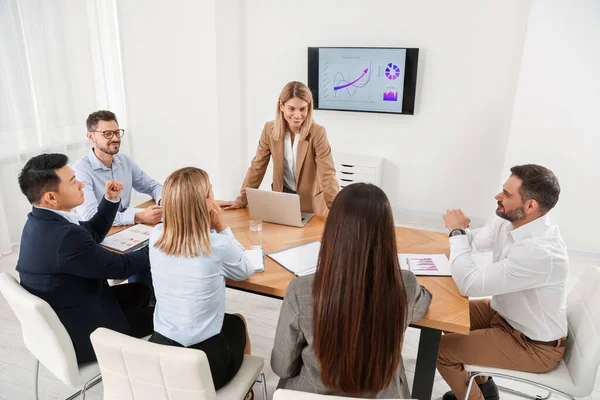 Επιχειρηματίας Που Έχει Συνάντηση Τους Υπαλλήλους Της Στο Γραφείο — Φωτογραφία Αρχείου