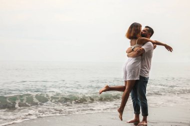 Sahilde öpüşen genç bir çift. Metin için boşluk